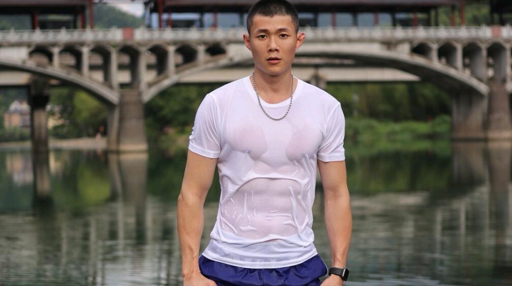 寸头肌肉体育生的小麦色肌肤太欲了，很养眼呢！-大壹博客